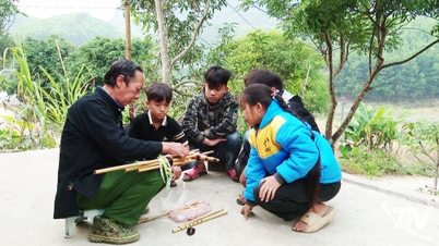 Vokteren av Hmong-fløyten blant fjellene i Khuon Nguc.