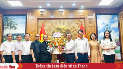 Biskup diecéze Thanh Hoa navštívil a blahopřál provinčnímu tajemníkovi strany Le Duc Thaiovi.
