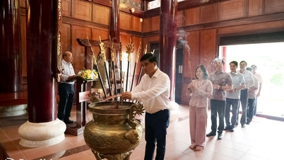 ホーチミン市人民委員会のホー・ヴァン・ハ副委員長は、スアンロク殉教者記念寺院で線香を捧げた。