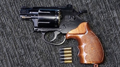 Pihak berkuasa menemui dan merampas sepucuk revolver dan lima butir peluru dari sebuah kereta.