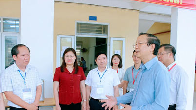 Viceminister Pham Ngoc Thuong inspicerer forberedelserne til gymnasieeksamenen i Ninh Binh.