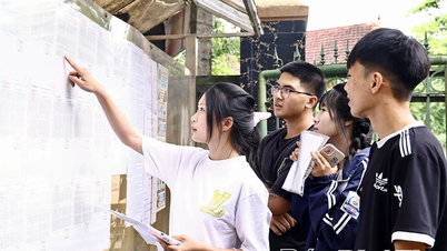 Lebih dari 600 kandidat di pusat ujian SMA Tam Dao diberi pengarahan tentang peraturan ujian.