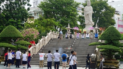 Studerende i Ho Chi Minh City besøger den vietnamesiske Quoc Tu-pagode for at bede for fred inden afgangseksamenen.