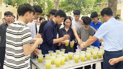 Segelas air dingin, semangkuk bubur harum untuk memberi energi kepada siswa selama musim ujian.