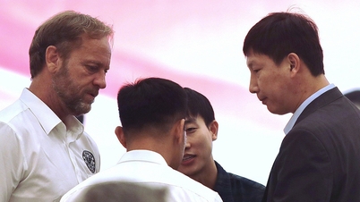 Coach Kim Sang Sik discussed the personnel of the Vietnamese national team with Mr. Polking.