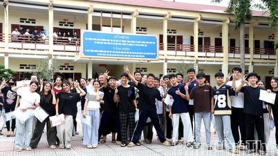 Para guru dan siswa sekolah pegunungan Yen Lap dengan percaya diri memasuki ujian kelulusan sekolah menengah atas.