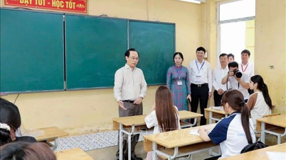 Minister Hoang Minh Son inspicerer eksamenssteder og opfordrer kandidater inden starten af ​​​​gymnasieeksamenen.