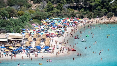 Uma famosa praia italiana está causando polêmica por proibir o uso de guarda-sóis por pessoas entre 10 e 65 anos.