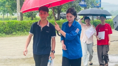 Ha Tinh: Voluntários com "camisas azuis" enfrentam a chuva para apoiar quase 18.600 candidatos ao exame.