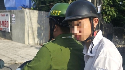 Seorang kandidat dari Hai Phong dibantu oleh polisi untuk tiba di lokasi ujian tepat waktu.