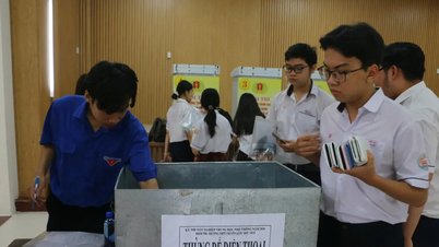 Hue menyediakan tempat penyimpanan ponsel untuk membantu para peserta ujian.