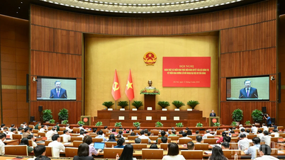 [Foto] Secretaris-generaal en president To Lam leidt de conferentie ter verspreiding van de resolutie van het Politbureau over de richtlijnen voor het buitenlands beleid van het 14e Partijcongres.