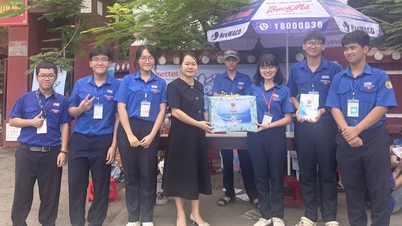 Mengunjungi dan memberikan hadiah kepada tim relawan yang berpartisipasi dalam program "Mendukung Siswa Selama Ujian".