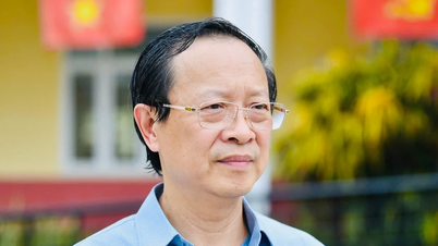 Den permanente viceminister for uddannelse og erhvervsuddannelse, Pham Ngoc Thuong, gav råd til eleverne inden gymnasieeksamenen.