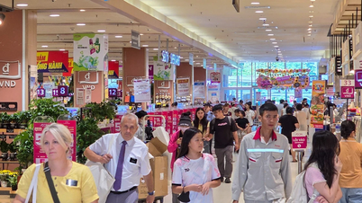 O privire directă asupra centrului comercial AEON Mall Long Bien după incidentul în care un agent de securitate a acuzat un client că „fură” articole.