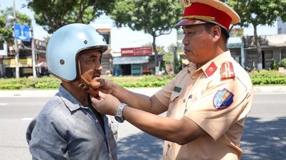 Warga Da Nang terkejut ketika polisi lalu lintas malah memberi mereka helm karena mengira akan didenda.