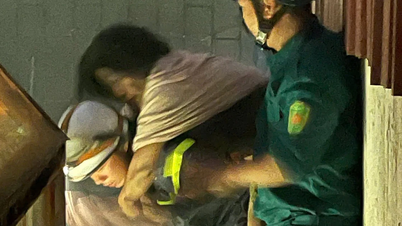 Empat orang diselamatkan dari kebakaran rumah di sebuah kompleks apartemen pada dini hari.