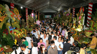 Hundreds of thousands of people flocked to the fruit festival.