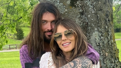 Elizabeth Hurley hé lộ chuyện tình bên cha của Miley Cyrus
