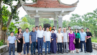 Der Journalistenverband der Provinz Thai Nguyen besucht die historische Stätte der Revolutionsbasis Dinh Hoa.