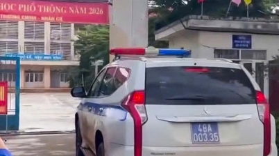 Die Verkehrspolizei von Lam Dong unterstützt Kandidaten, die über 40 km zurücklegen müssen, um ihre Prüfungsunterlagen abzuholen.