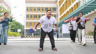 นักเรียนชายชาวฮานอยฉลองอย่างกับโรนัลโด้หลังจากสอบวิชาวรรณกรรมผ่าน