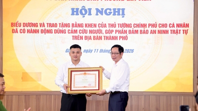 Biểu dương và trao tặng Bằng khen của Thủ tướng Chính phủ cho công dân Phạm Thế Huy Hoàng có hành động dũng cảm cứu người