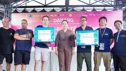 Pemimpin bandar Da Nang melawat dan memberi galakan kepada pasukan bunga api sebelum malam ketiga pertandingan.