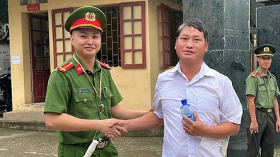 Secretário de uma filial do Partido Comunista Chinês, de 36 anos, em Lao Cai, faz o exame de conclusão do ensino médio.