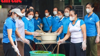 Warga di pinggiran Hanoi memasak makanan gratis untuk mendukung para peserta ujian.