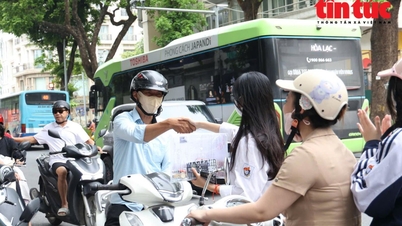Ujian kelulusan SMA: Sumber dukungan bagi para kandidat di luar tempat ujian.