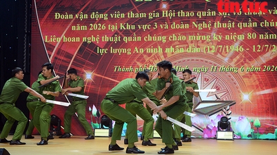 As forças policiais da cidade de Ho Chi Minh partem para participar da competição esportiva conjunta e do festival de artes.