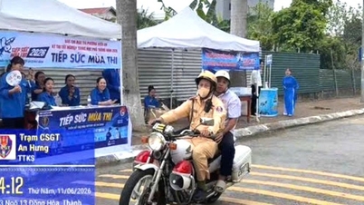 Seorang mayor polisi lalu lintas menggunakan kendaraan patroli untuk mengangkut seorang siswa laki-laki dari Hai Phong yang mengalami masalah dalam perjalanan ke lokasi ujian.