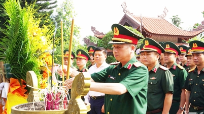 全軍優秀弁論大会の代表団は、ディンホア革命基地地域で線香を捧げた。