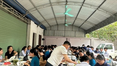 Trung Gia Commune: والدین اور امتحان دینے والے طلباء کو 600 سے زیادہ مفت کھانا فراہم کیا گیا۔