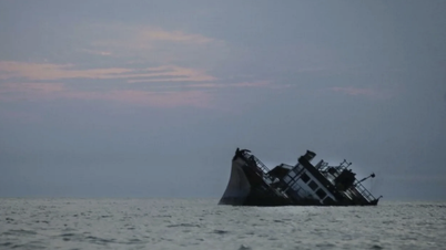 Et fragtskib på vej fra Oman til Iran blev ramt af et amerikansk angreb.