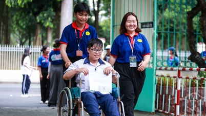 Hình ảnh đầy cảm xúc của sĩ tử TP.HCM trong ngày đầu thi tốt nghiệp THPT
