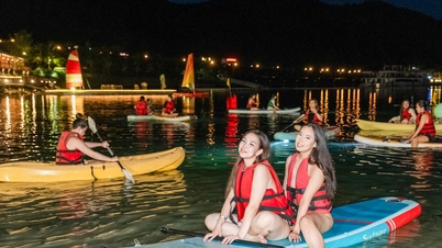 Los turistas disfrutan de la experiencia de la primera noche en la playa de Nha Trang.