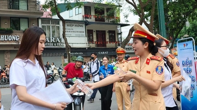 Hanoi-polisen säkerställer säkerheten för fler än 127 000 elever som tar gymnasieexamen.