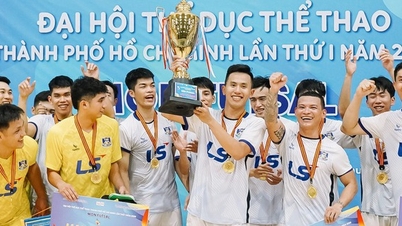 Ho Van Y és Chanh Hung Thai Son Nam nyeri a bajnokságot a Ho Si Minh-városi Sportfesztiválon.