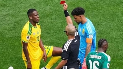 Åpningen av VM i 2026: Mexico vinner dramatisk midt i en rekke røde kort og opptøyer.