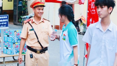 Thí sinh bước vào buổi thi cuối, làm bài thi 2 môn tự chọn