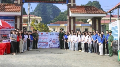 Cao Bang: Guardas de fronteira prestam apoio para garantir a segurança do exame de conclusão do ensino médio.