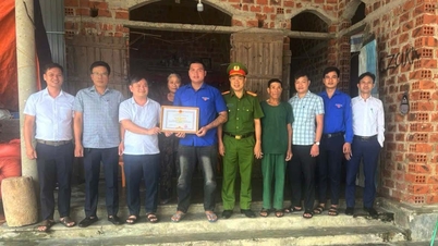 Commendation given to the brave youth union member who saved two children from drowning.
