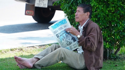 2026 High School Graduation Exam: Parents seek refuge from the heat in parks, reading newspapers while waiting for their children.