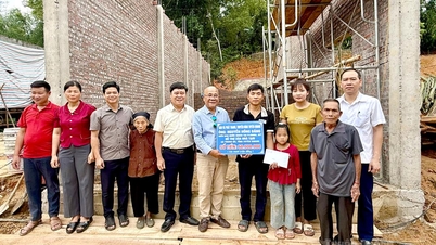 Trao hỗ trợ 60 triệu đồng xây nhà cho gia đình anh Seo Văn Út, xã Trung Hà