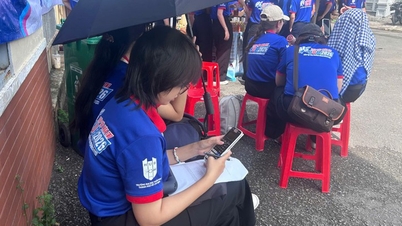 Mereka berdua menyokong pelajar semasa musim peperiksaan dan berlumba dengan masa untuk membuat persediaan bagi peperiksaan mereka sendiri.