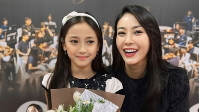 Miss Vietnam Ha Kieu Anh's daughter performs with a symphony orchestra for the first time.
