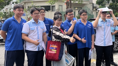 Guru tersebut mengunjungi lima lokasi ujian kelulusan sekolah menengah atas untuk memberikan semangat kepada murid-muridnya.