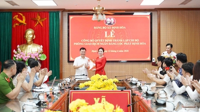Establishing the Party Branch of Loc Phat Dinh Hoa Bank Transaction Office